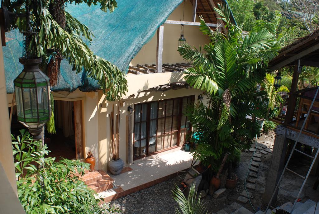 Casa Aviara Resort & Hotel Puerto Galera Esterno foto